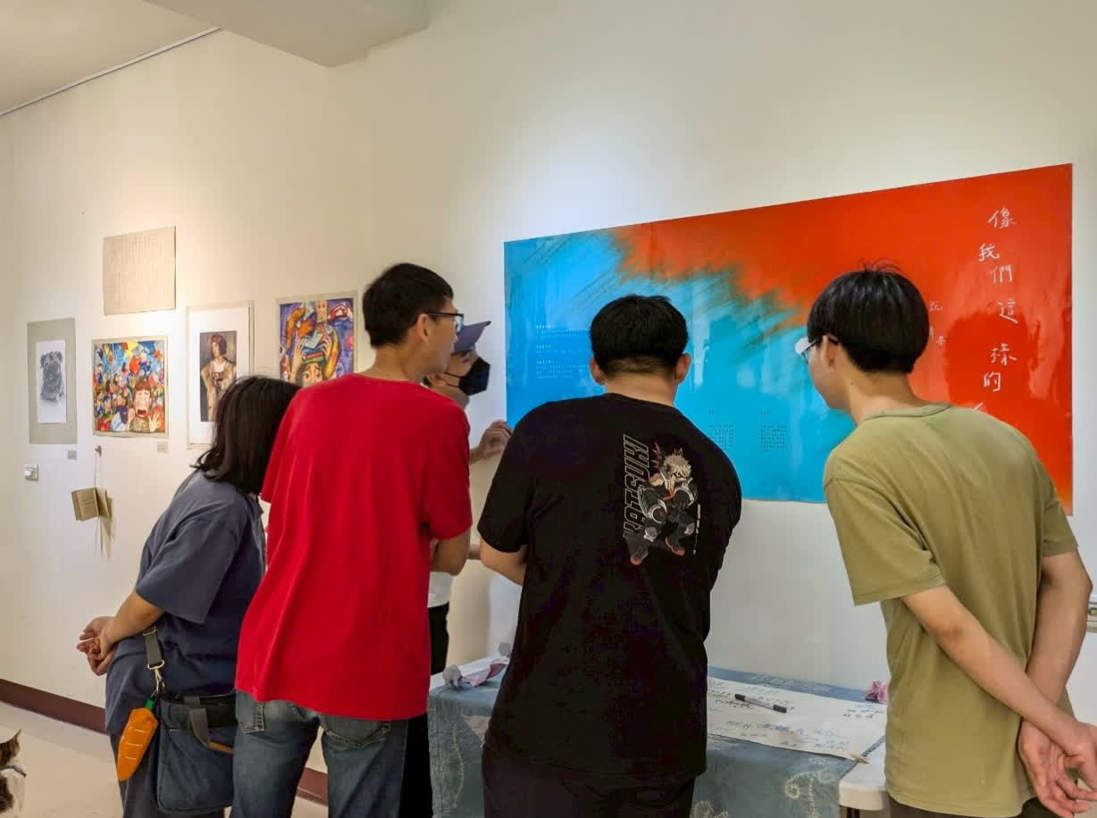 「洪雅書房」提供寬敞的展覽空間，讓青少年們透過藝術展現青春的多樣面貌。