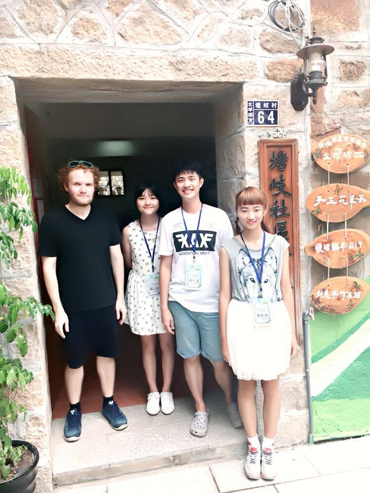 與外國遊客Jon於社區協會外合影