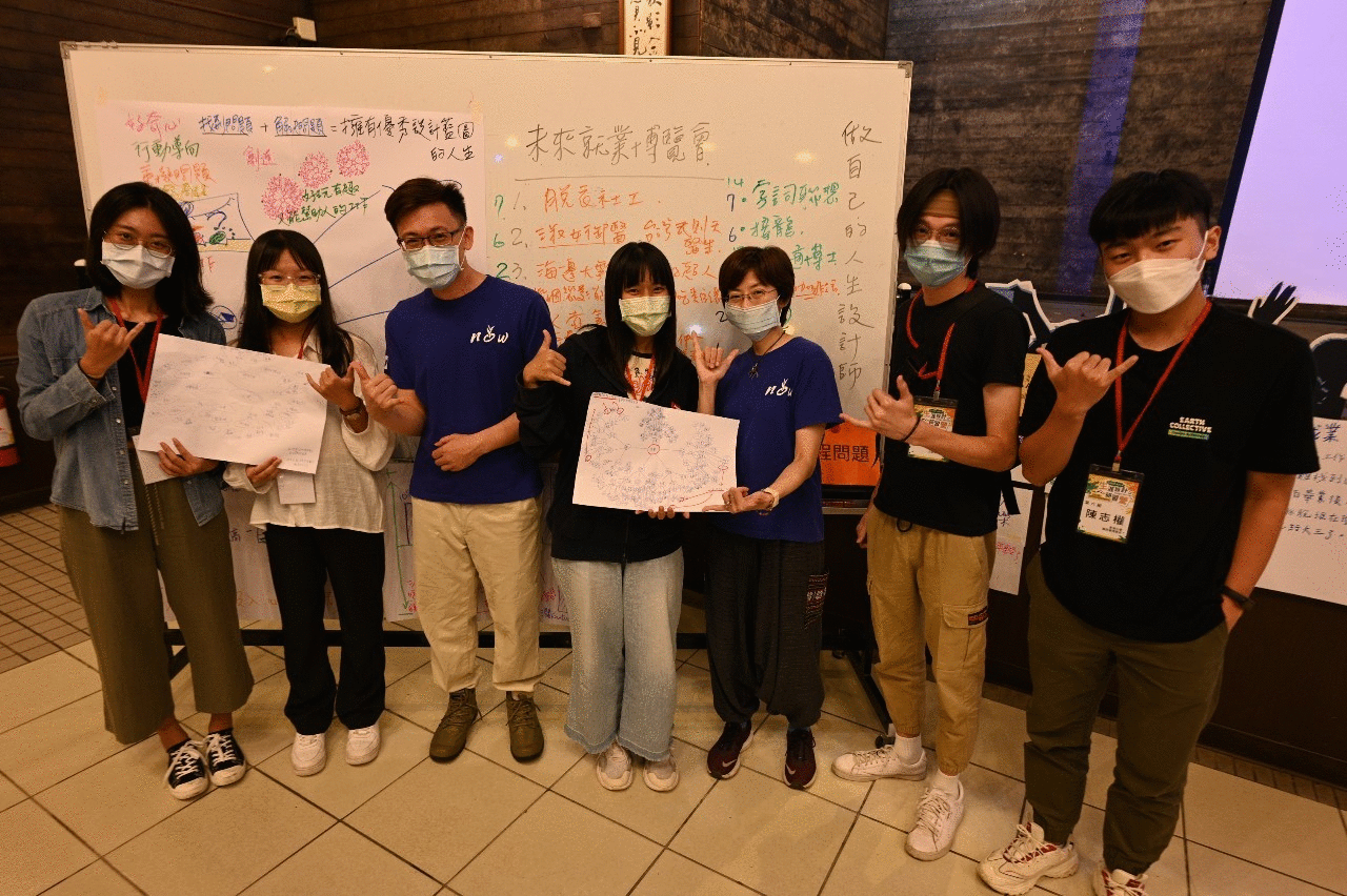 辦理「Fly Away生涯設計研習營」,帶領學生從人生觀看見自己的工作觀,讓生涯創造出有意義、有趣且具成就感的宏觀面向。.