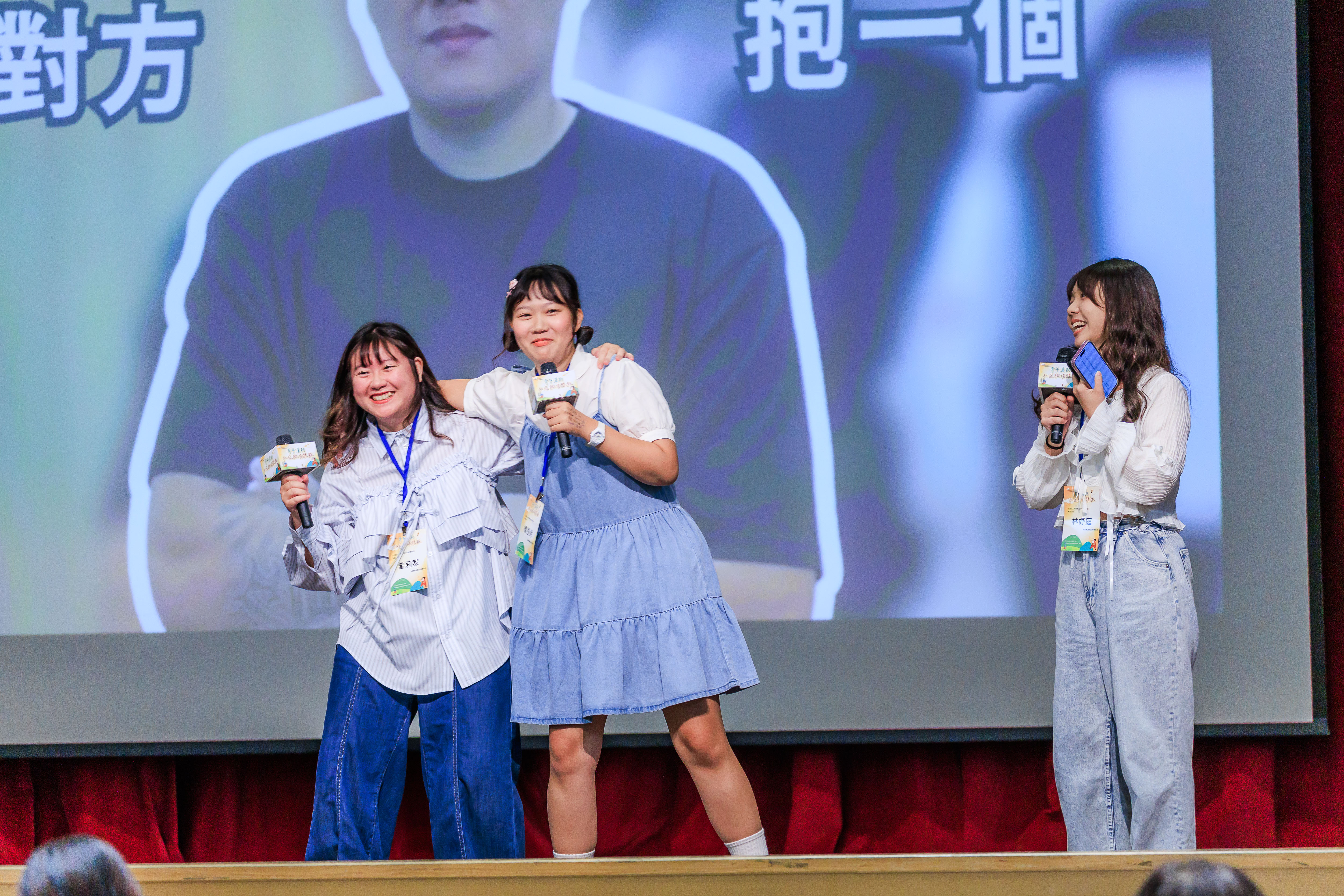 曾莉家（左）、楊嫚妮（中）及林妤庭（右）在青年署舉辦的成果競賽以活潑生動的表演展現體驗過程，榮獲全國亞軍