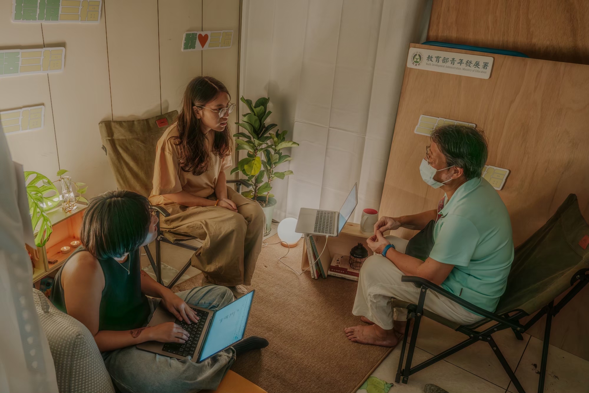 The action team conducts interviews with community residents. （Provided by “秋拿青年”）