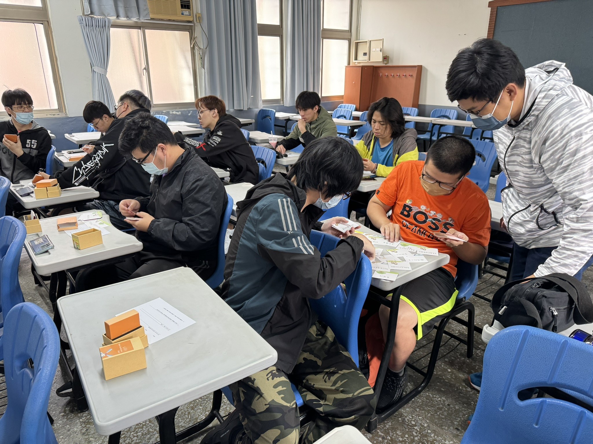 請學生於能力強項卡挑出自身具備的能力,引導同學互相印證,再運用AEIOU心法,使學生確實掌握自己的能力與志趣。