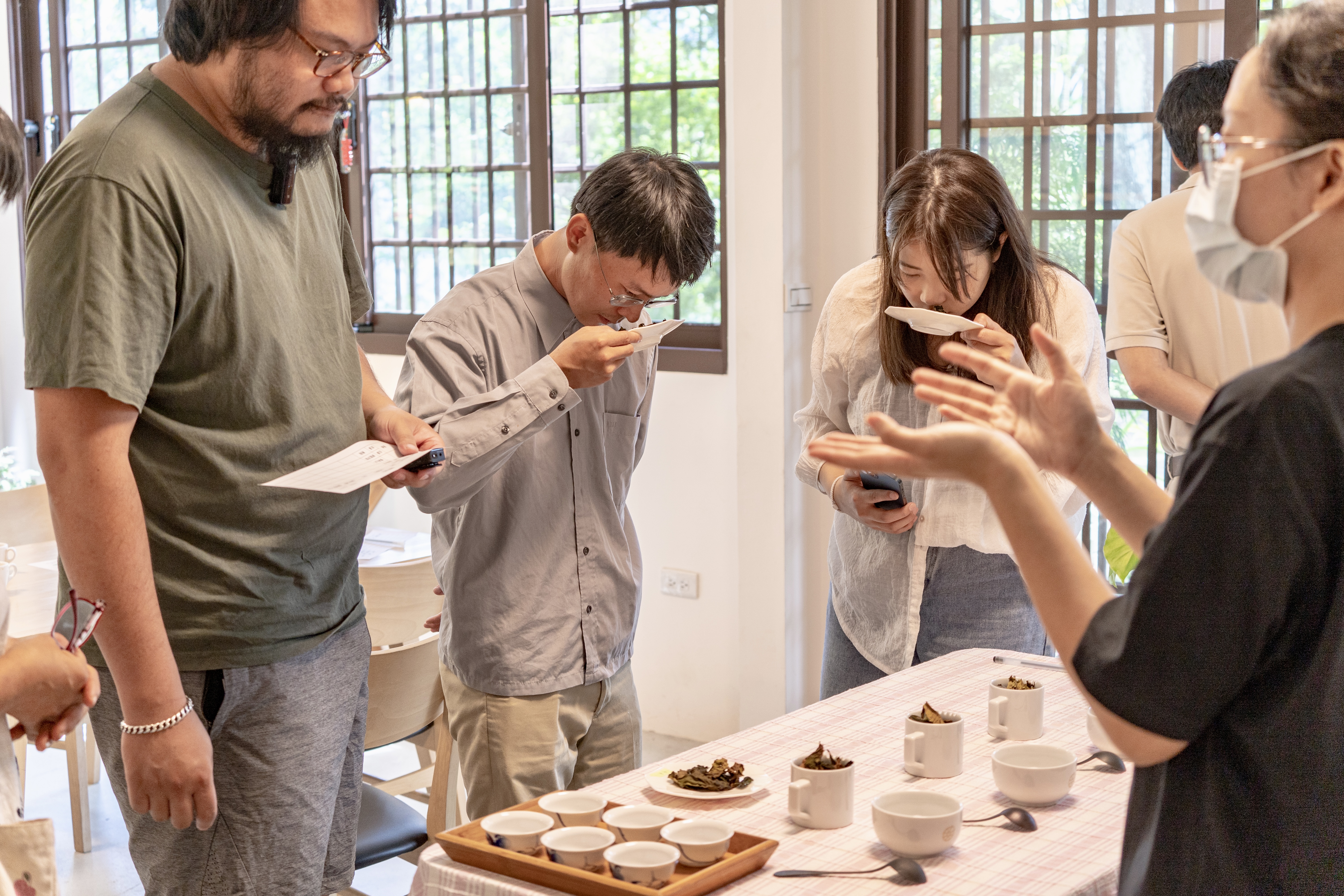 The team “茶說旅行” let participants know the basic knowledge of black tea through the tea banquet experience.