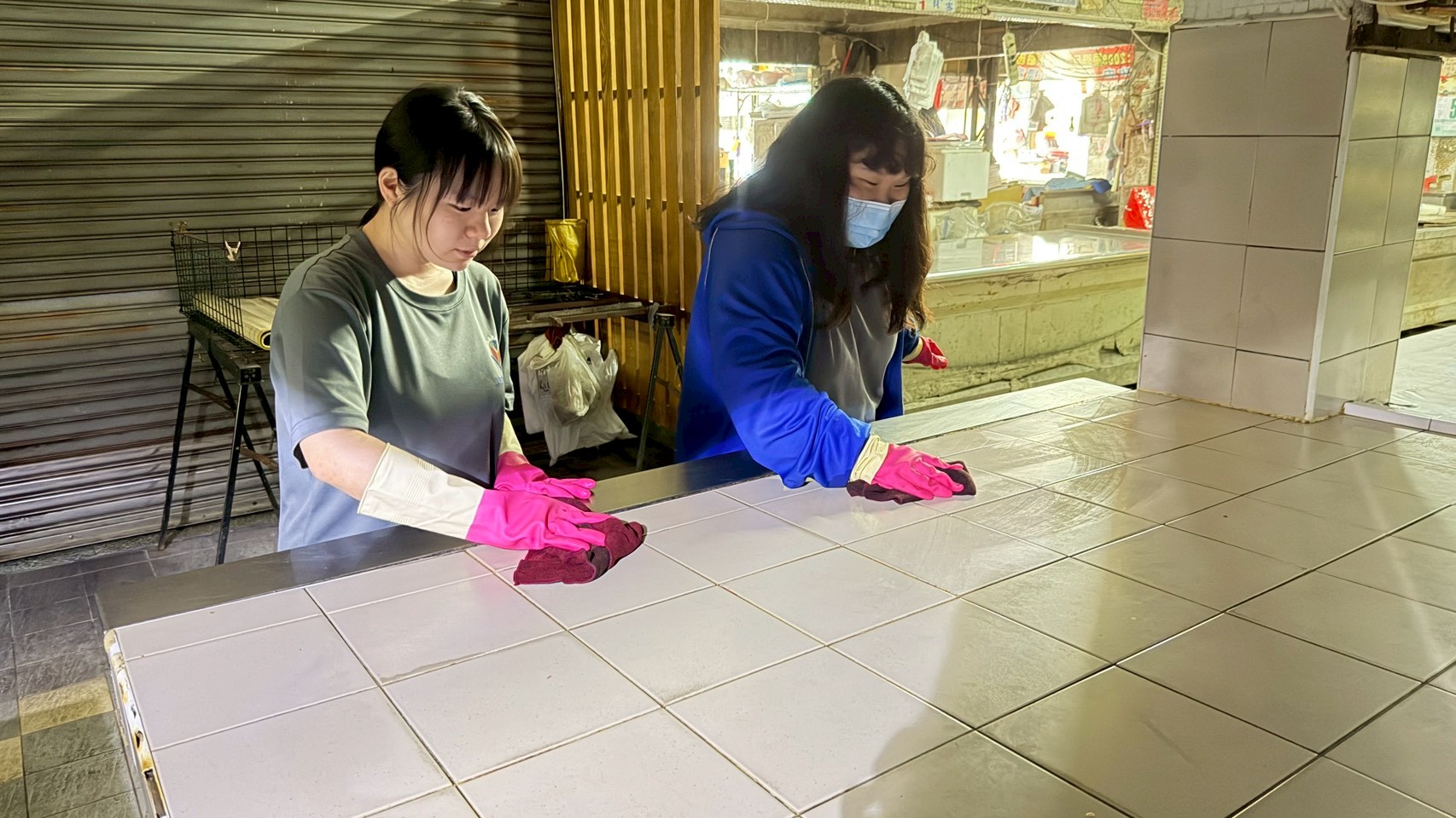 高澎青年志工中心規劃「婆婆媽媽安全辦年貨」方案，於2月5日前往高雄建興市場協助環境清潔，希望引領青年走入在地生活，共同守護市場環境衛生安全。