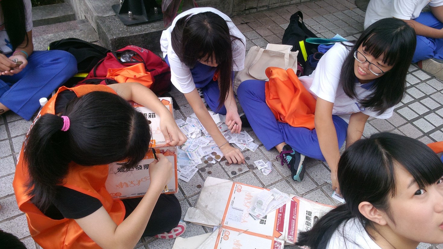 整理募捐的發票零錢