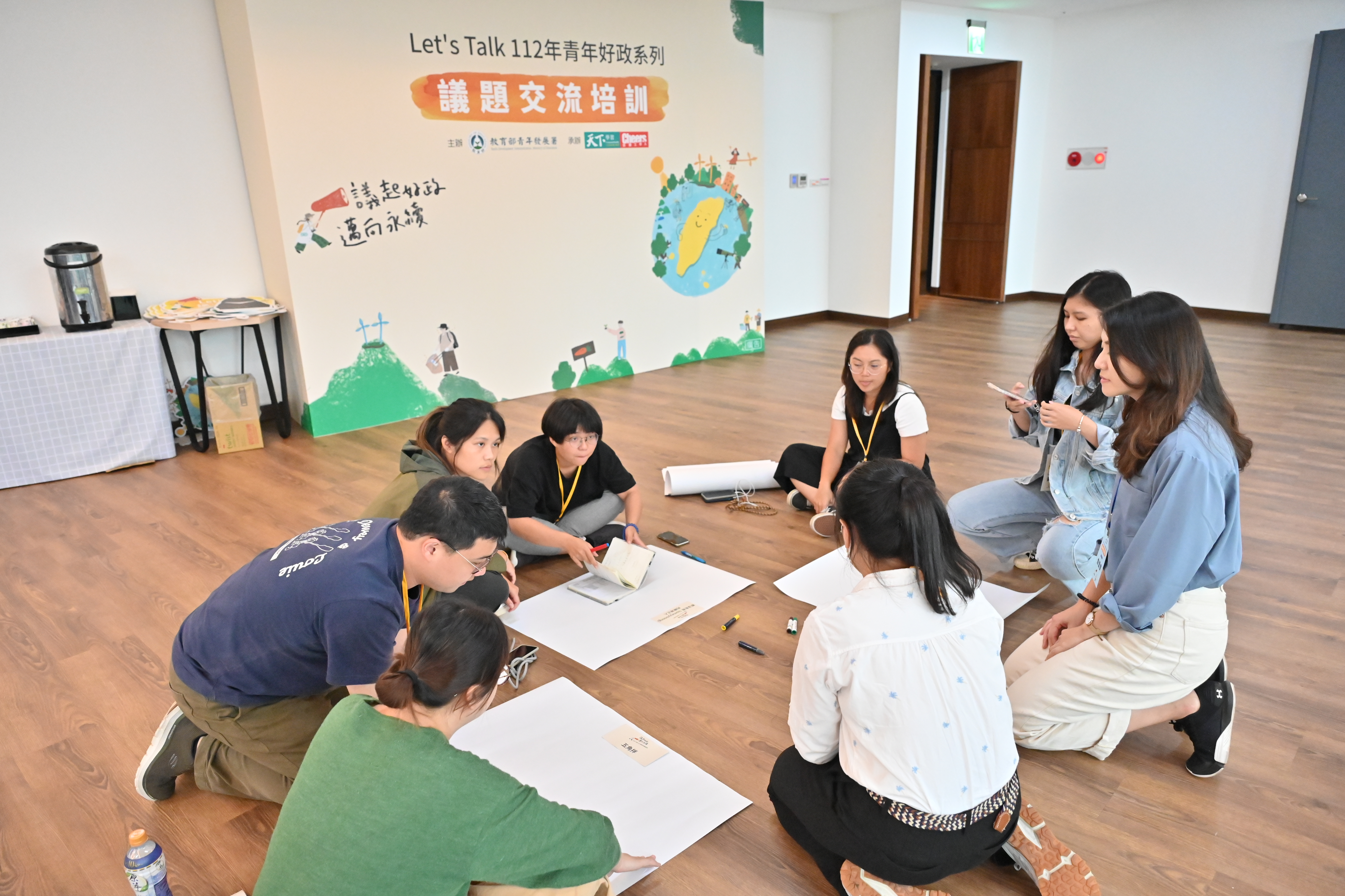 Let’s Talk團隊透過不斷討論修正,期待讓各界青年一起討論「環境永續-淨零排放」公共議題