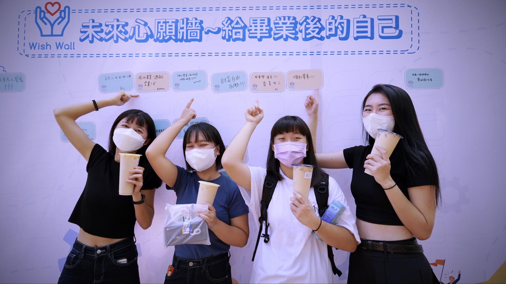 學員於東海大學校內辦理成果展,邀請路過的同學填寫對未來的心願。
