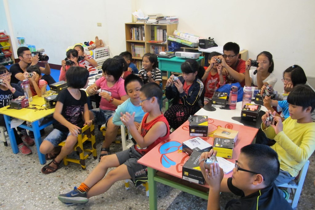 孩子們拿著相機,挑戰成為小小攝影師