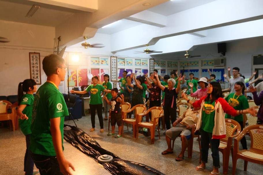 聯歡晚會-隊員帶動跳活絡居民筋骨 