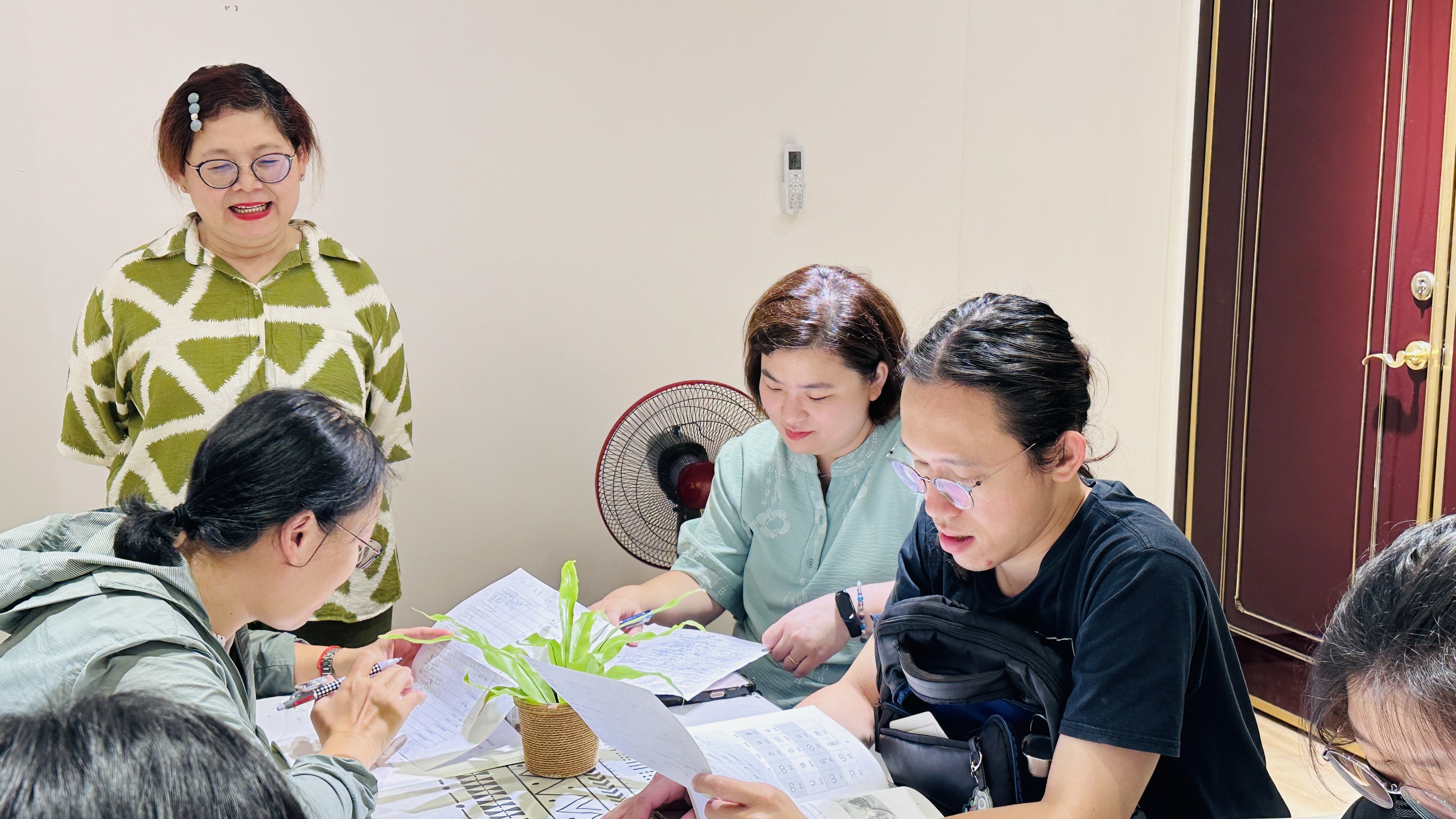 青年透過「迴鄉辣東南亞文化推廣工作室」的空間，一起辦理緬甸語學習課程。