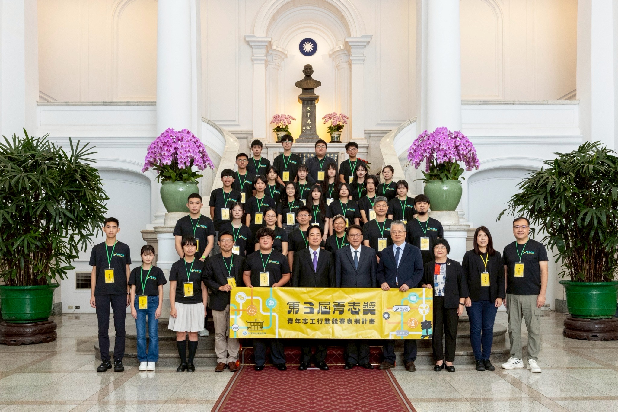 總統與第3屆青志獎高中職組獲獎團隊合影