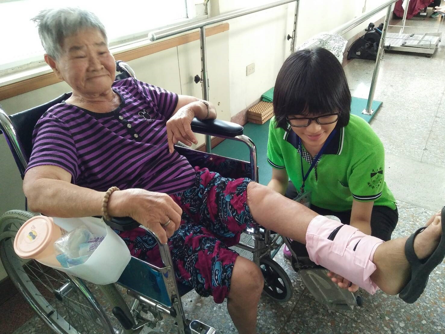 協助抬出好力腿