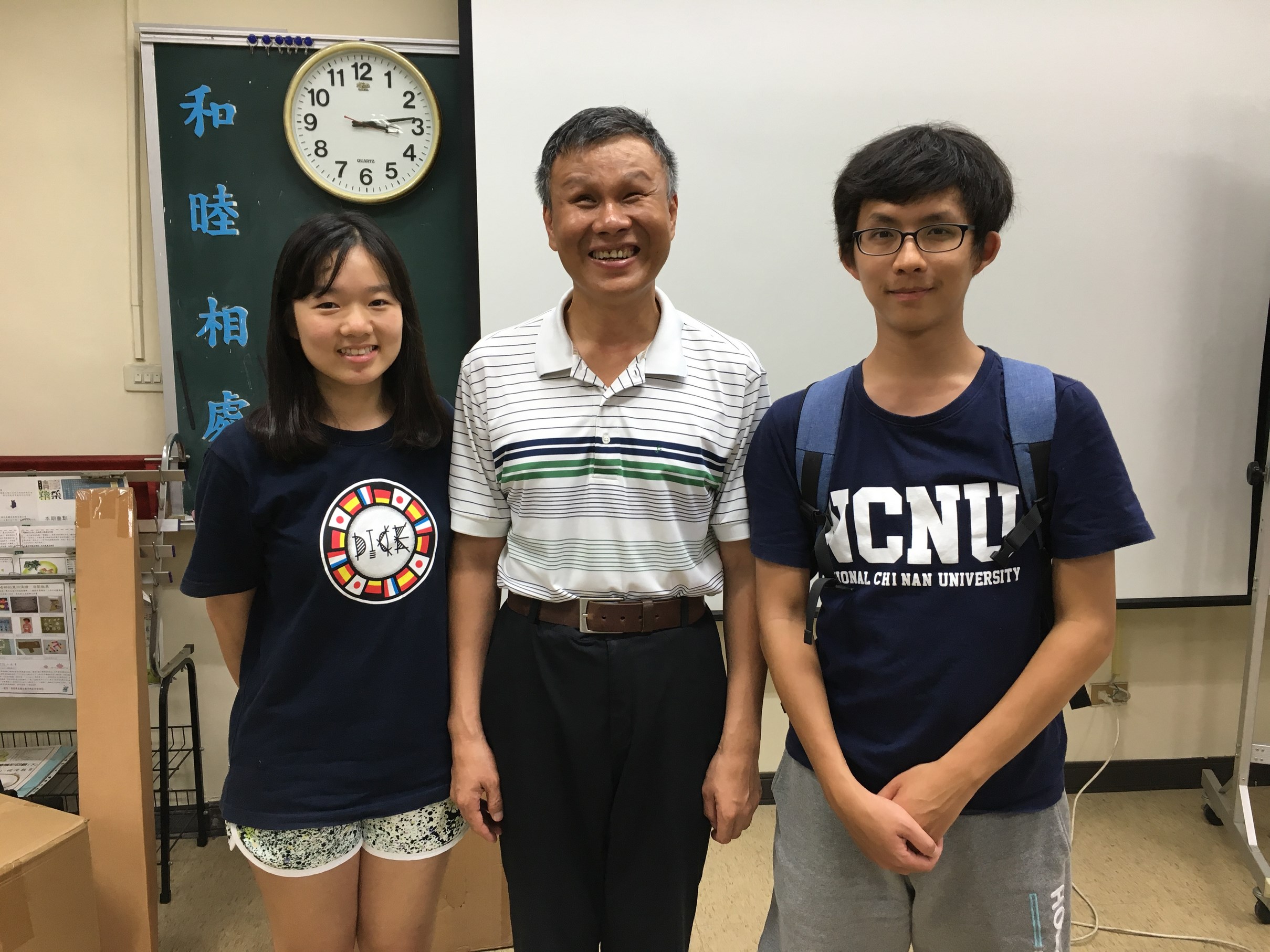 與啟明學校教師 曾信榮合照