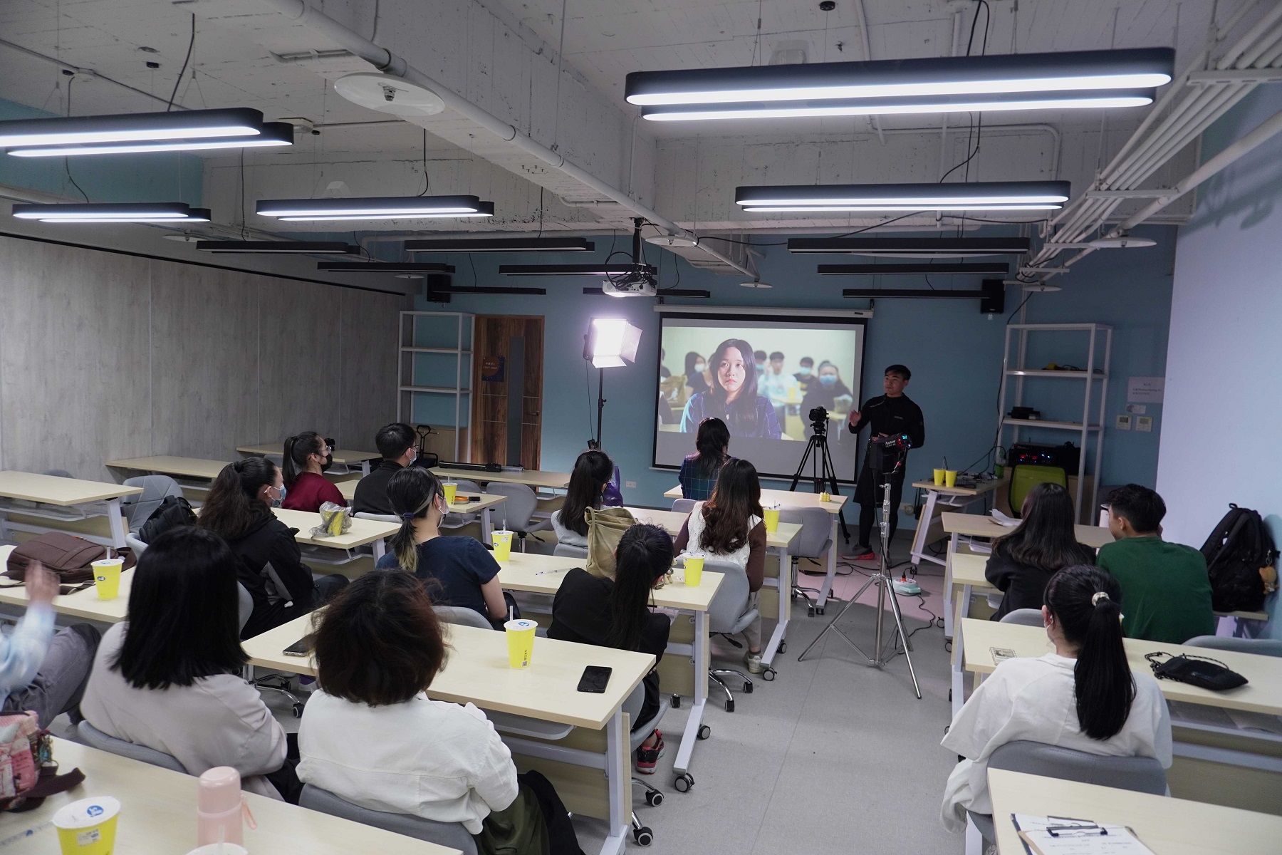 靜宜大學職涯輔導課程鏈結臺中跨境體驗示範基地,開設「直播軟硬體設備暨影片拍攝技巧工坊」。