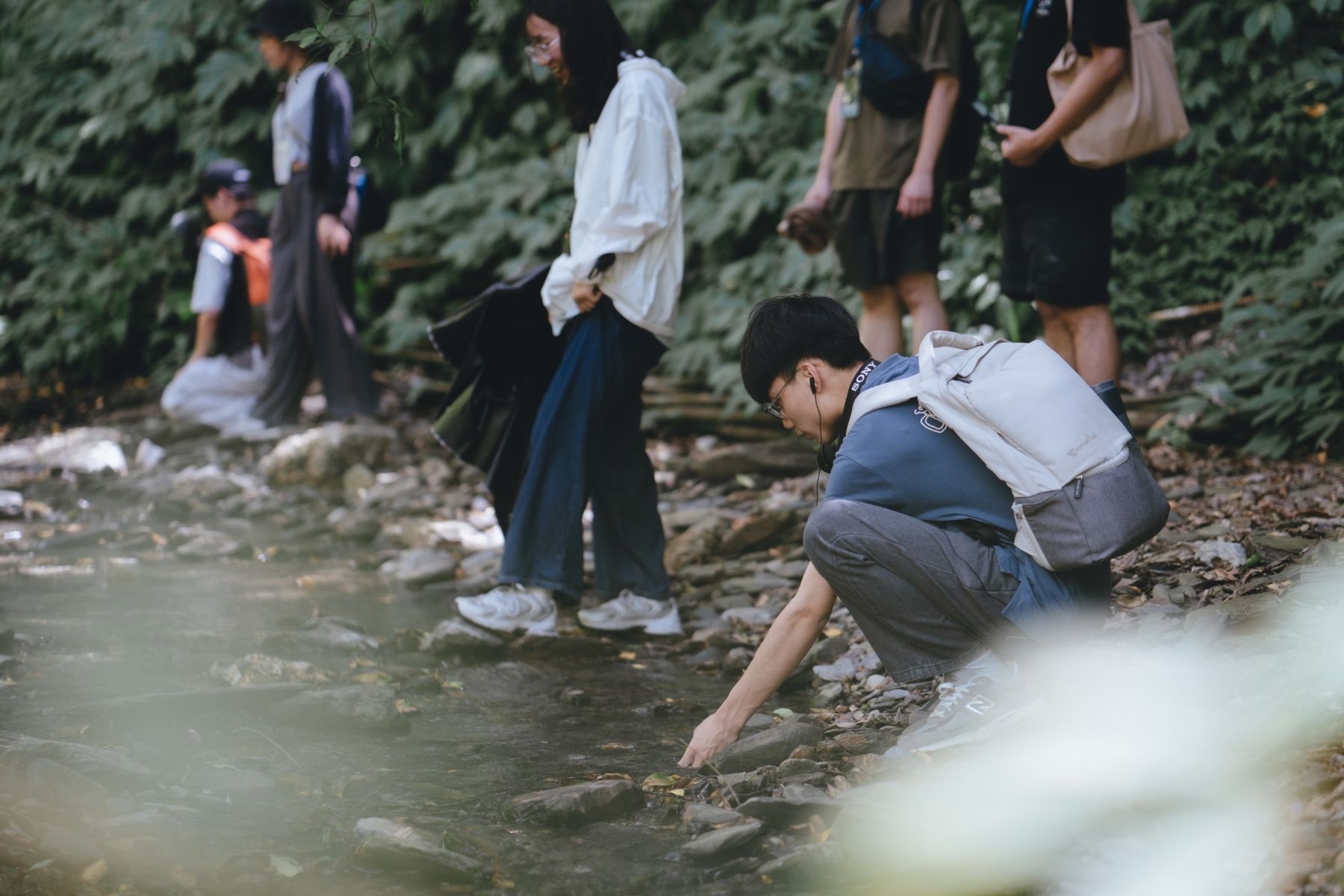 青聚點「美得冒泡」帶領學員探索阿里史溪流域，共同採集自然物件。