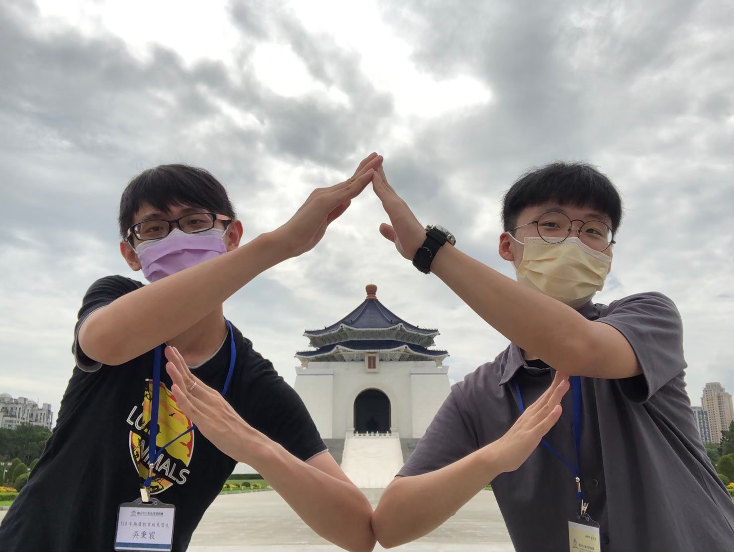吳秉宸同學（左）協助拍攝社群行銷特別企劃示範打卡美照