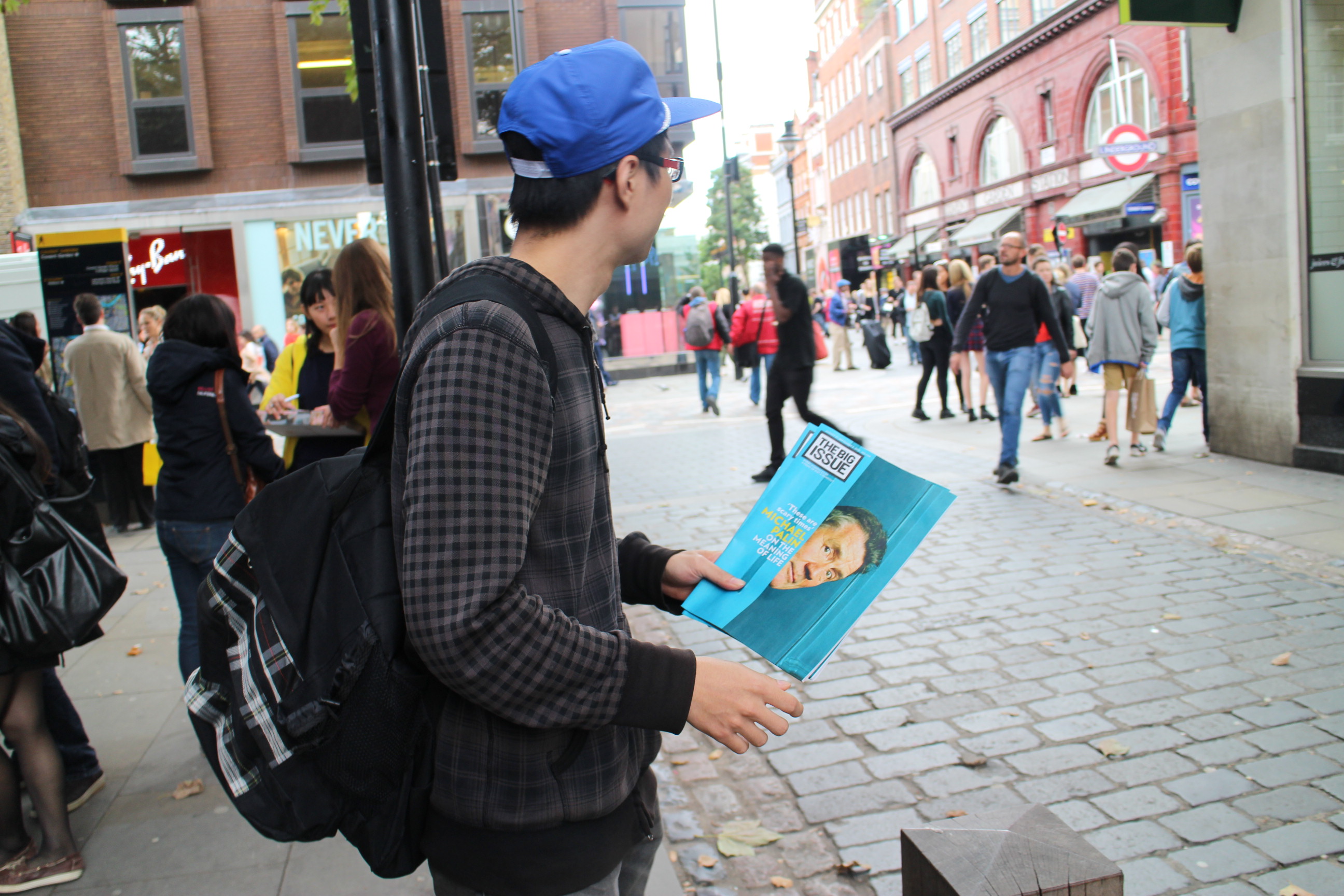 英國團團員在倫敦街頭試賣雜誌
