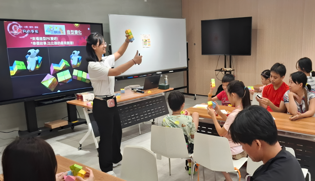 彭暄婷在國立臺灣科學教育館擔任假日親子體驗工作坊講師