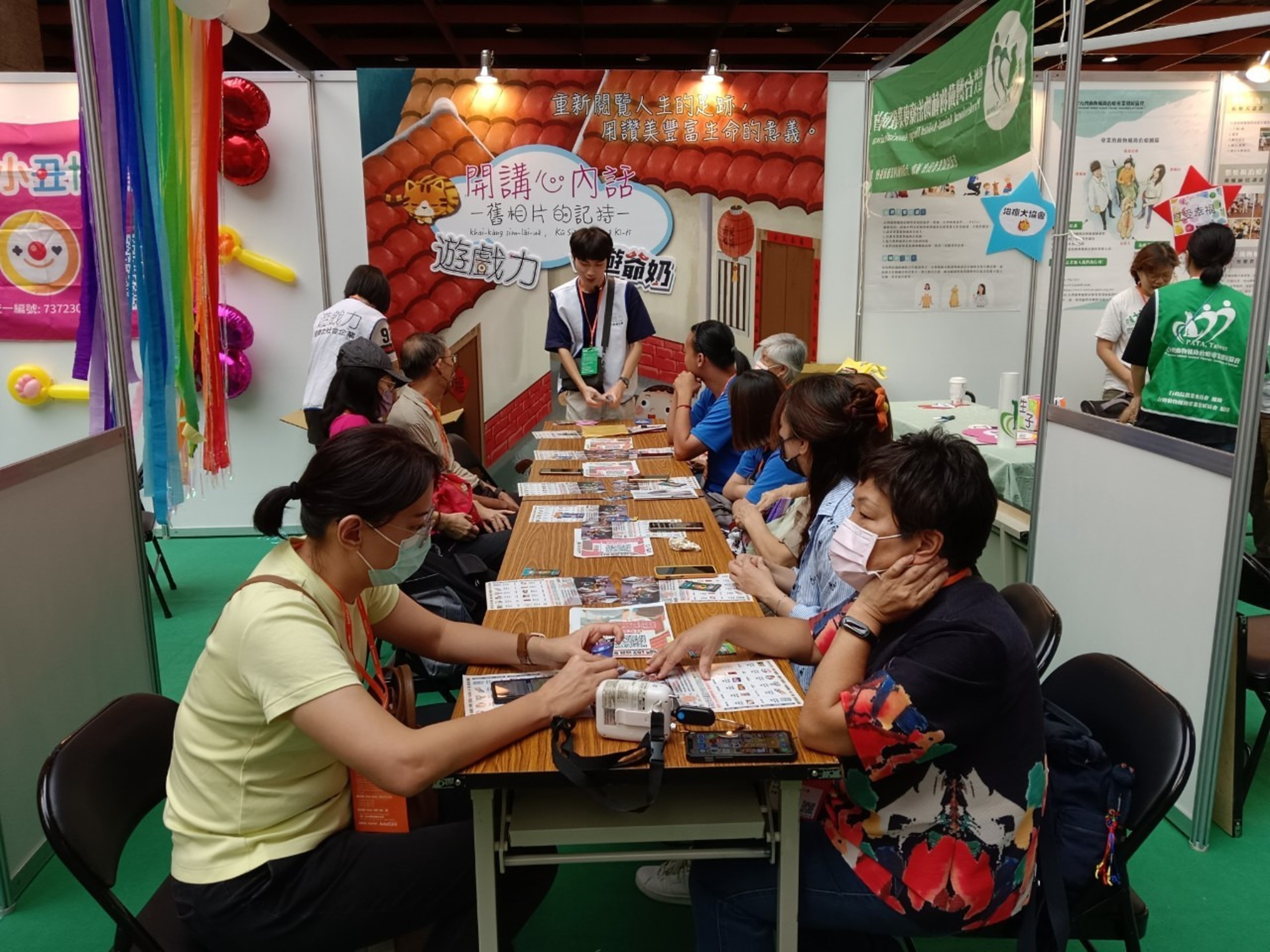 國立聯合大學「學生協作的職涯啟航」計畫,帶領學生體驗樂齡牌卡活動。