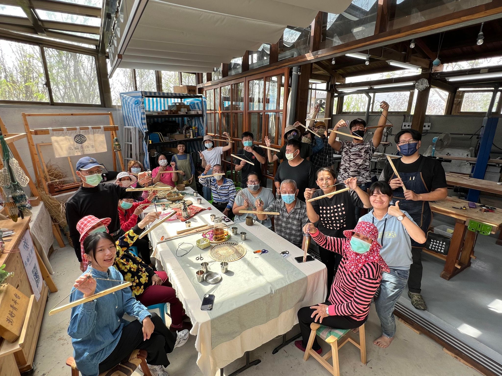 樸植作工作室帶領湖東社區居民,將銀合歡角材加工成日常生活用品-曬衣繩架,一起將銀合歡由惡轉善,價值Plus