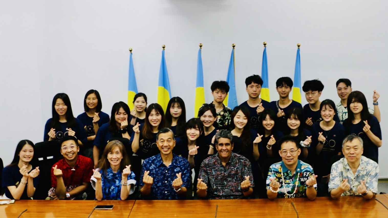 帛琉總統惠恕仁（右三）親自接見青年百億海外圓夢基金計畫團隊