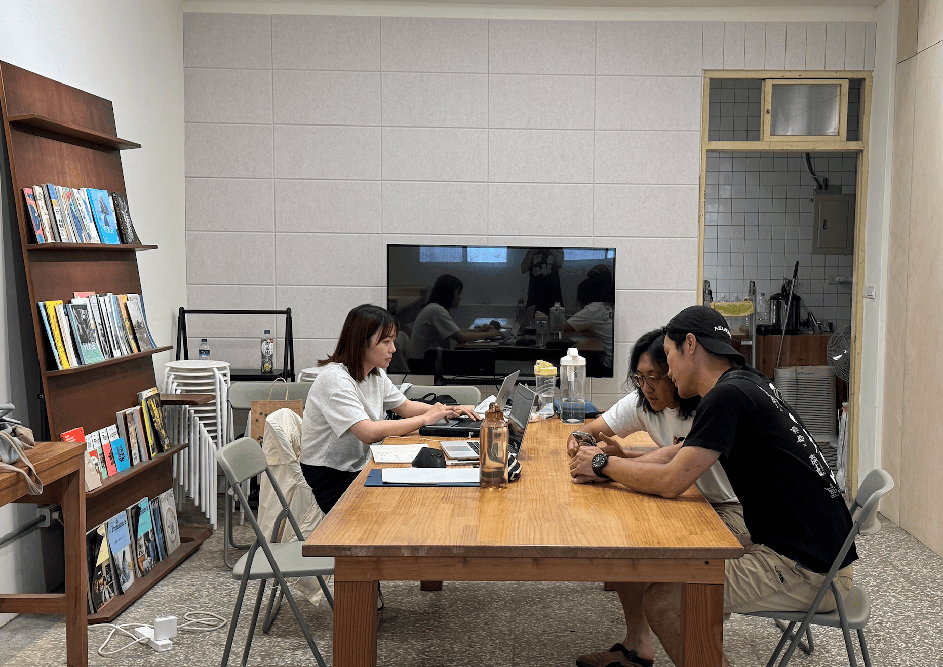 桃園市龜山區的「微光生活設計室」，於空間陪伴青年一同討論龜山街區行動計畫。