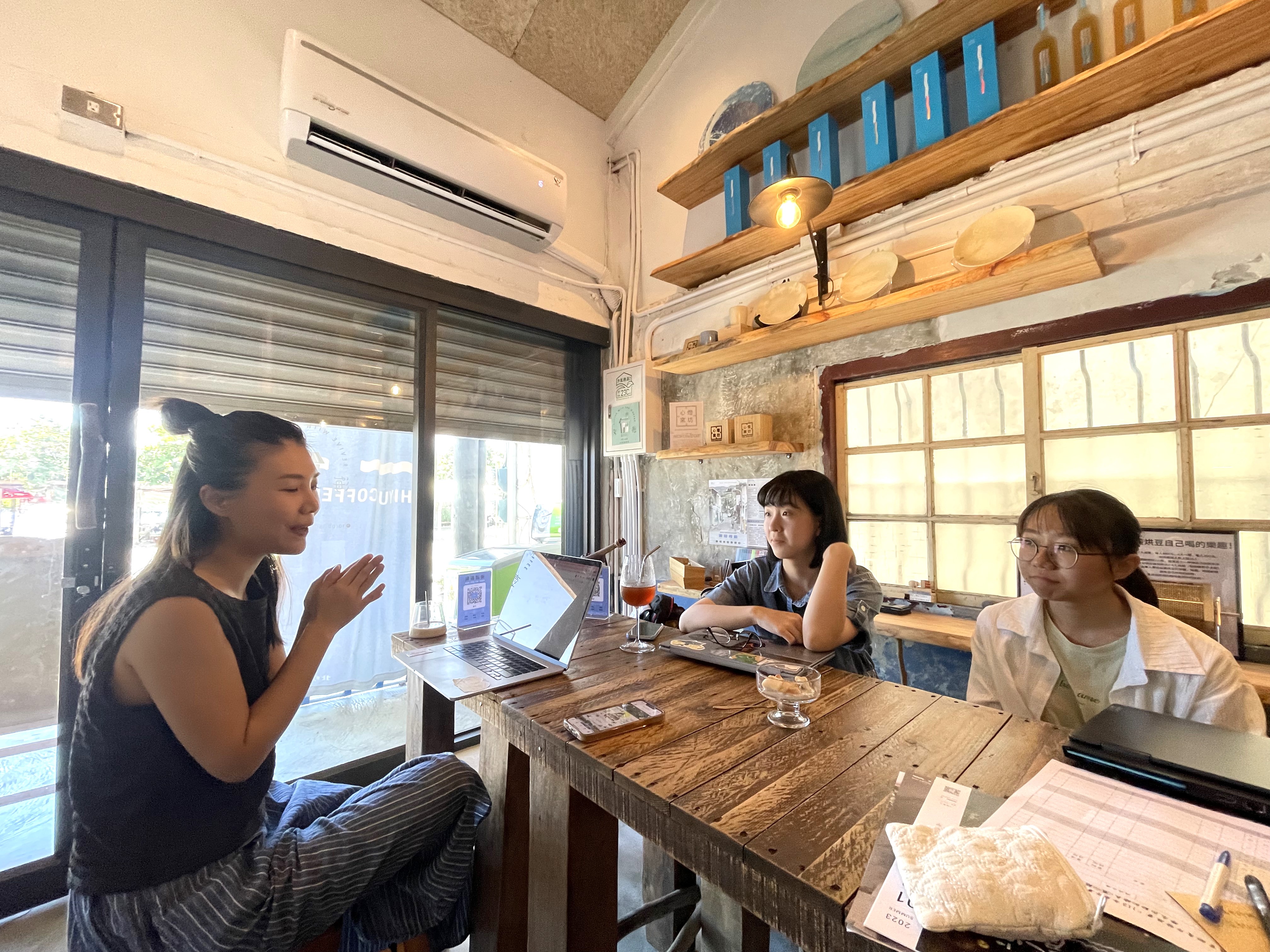 陳緯庭(右)與謝昕芸(左)透過訪談認識華源村內村民,了解在地故事。
