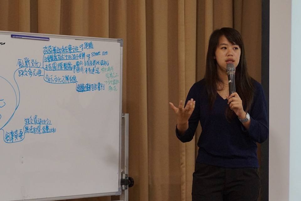 主持團隊培訓，徐珮琳解說如何解構議題