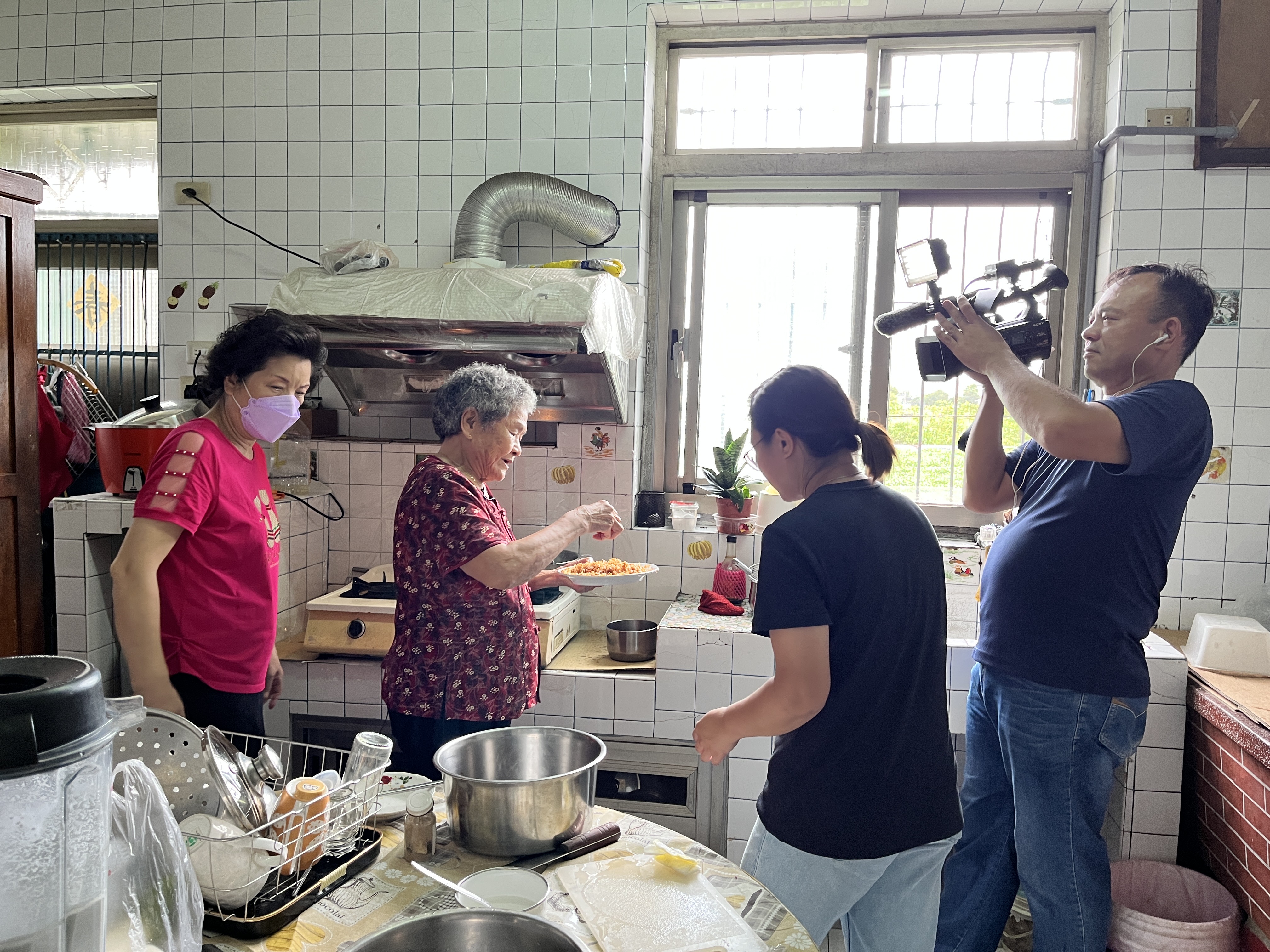土地學院-烏日茄芷彈團隊以影像的方式記錄在地居民飲食記憶，藉此蒐集烏日學資料庫。
