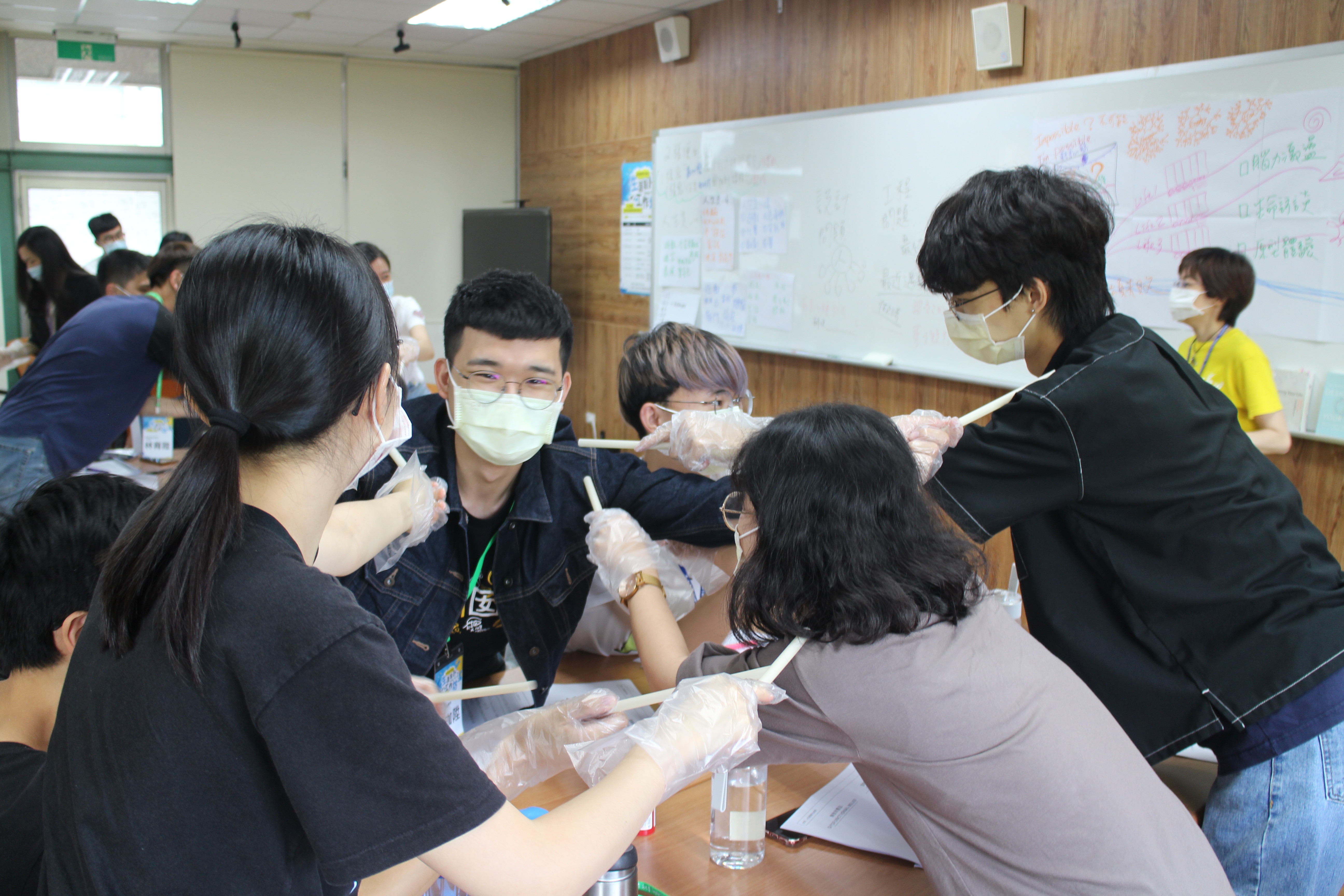 「生涯設計工作坊」導入多元形式的引導方式,讓學員分組進行實務操作。