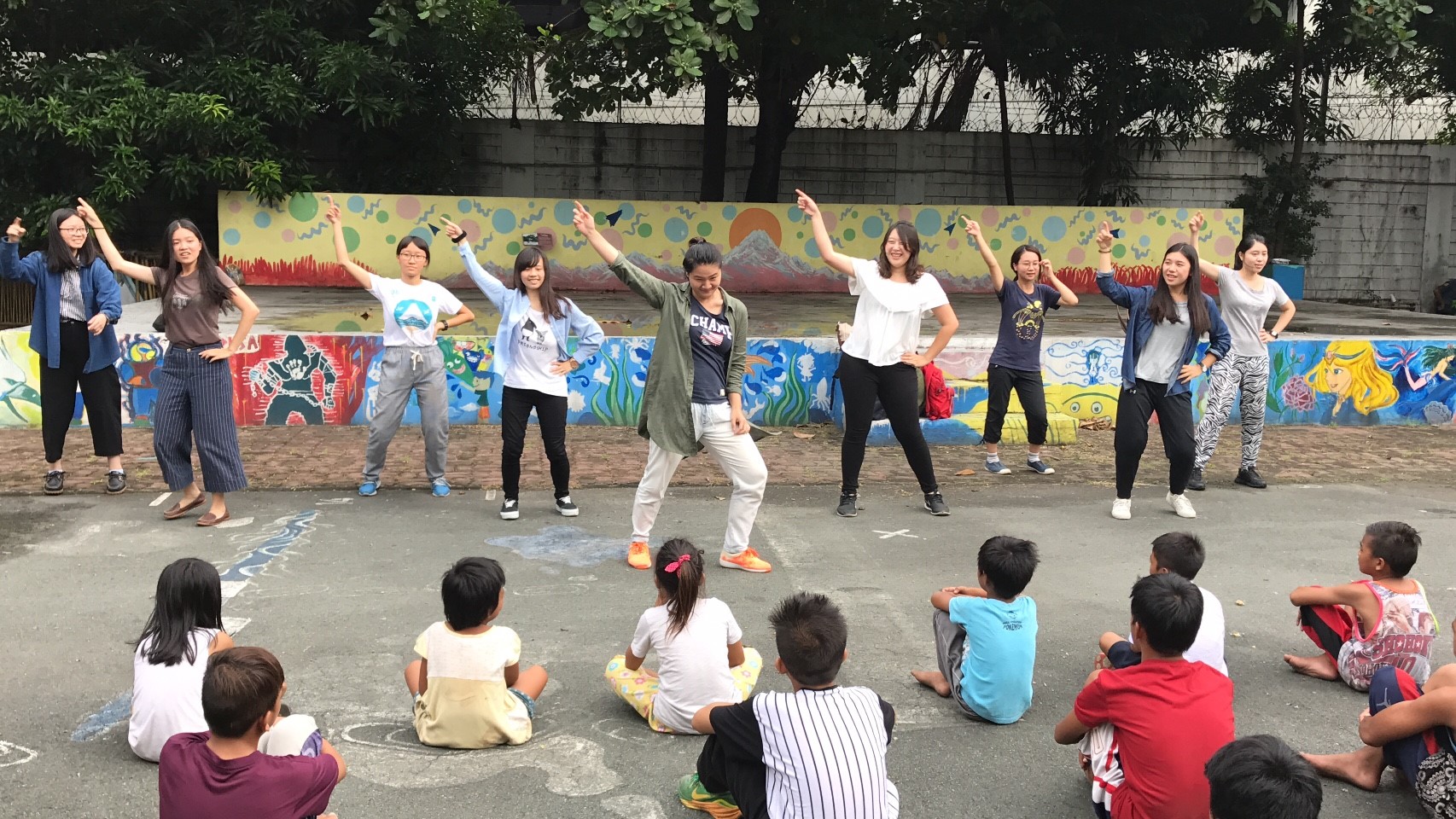 為當地小孩舞蹈表演