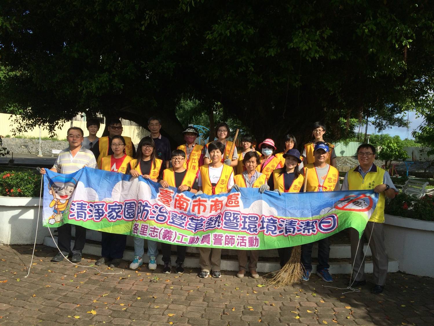 業師葉政忠，至南區明德社區進行防治登革熱清掃服務