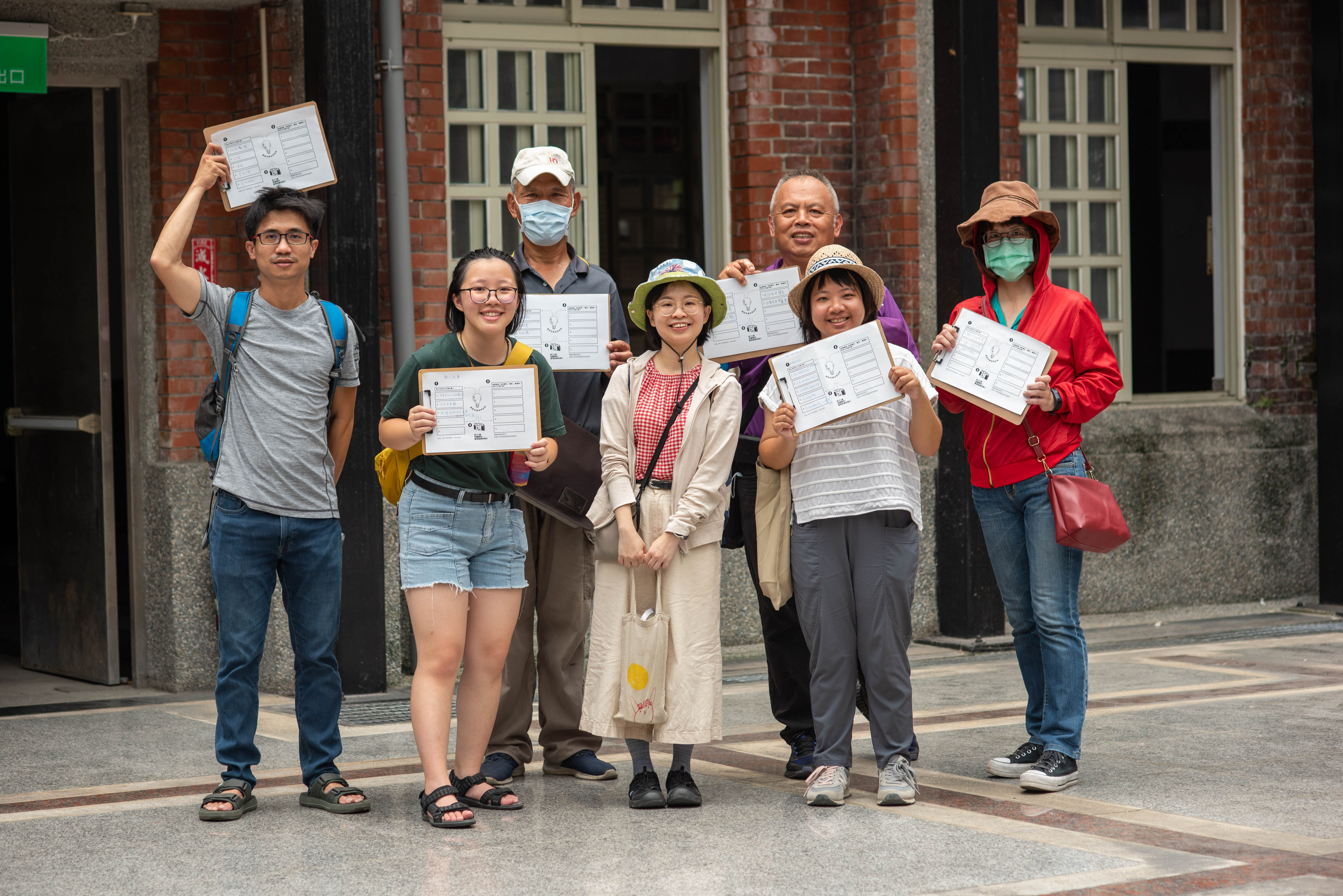 The team “小人物大事集” by setting up workshops, empower local residents to develop their story-telling abilities and become local storytellers.