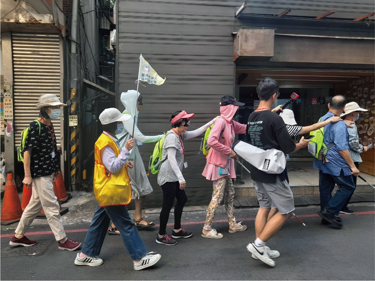 宋奕叡(右邊黑色衣服)協助活動紀錄拍攝並剪輯影片