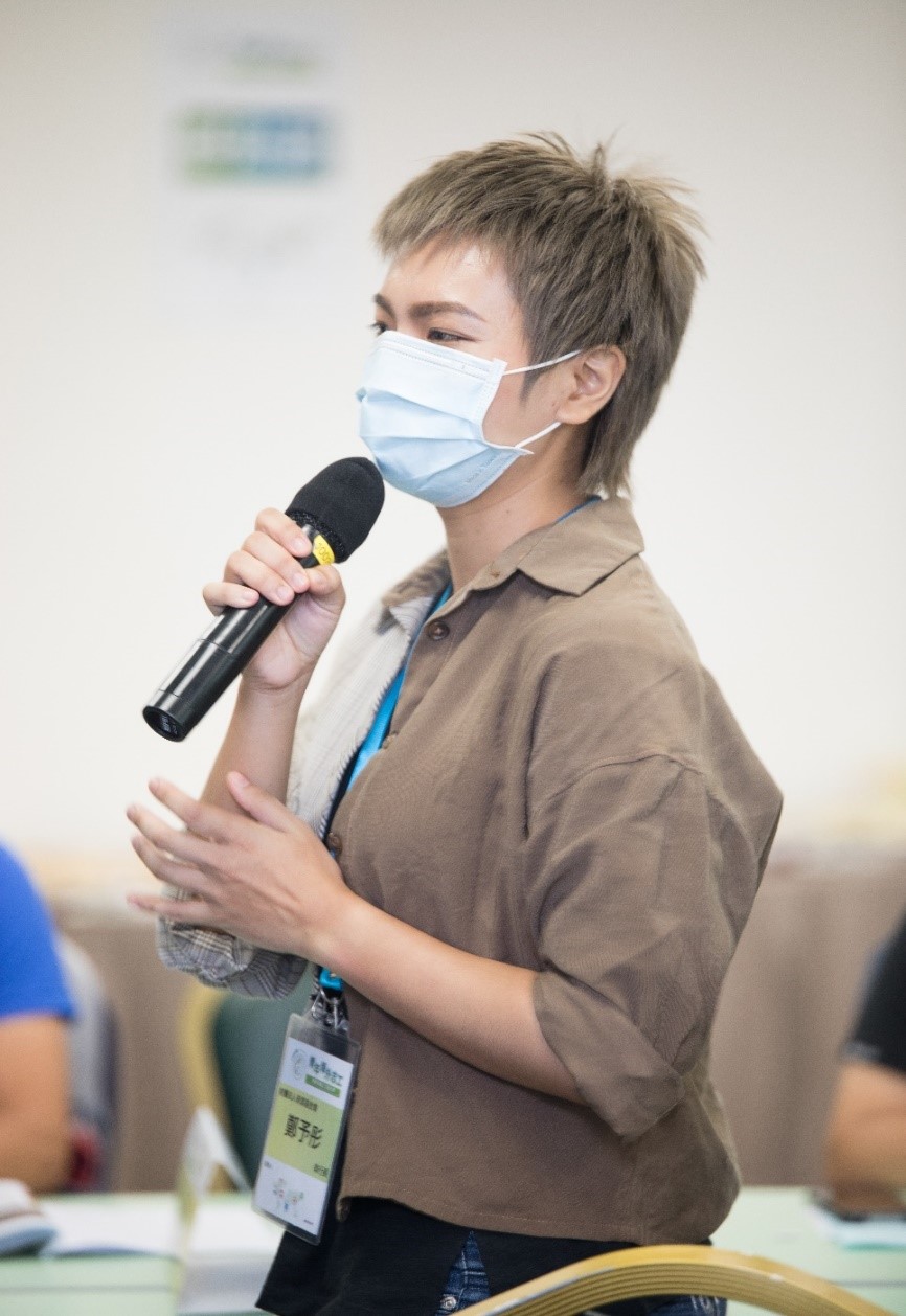 座談會中交流與討論時,財團法人新漾基金會鄭予彤執行長提到和學校合作,共同投入社區服務。