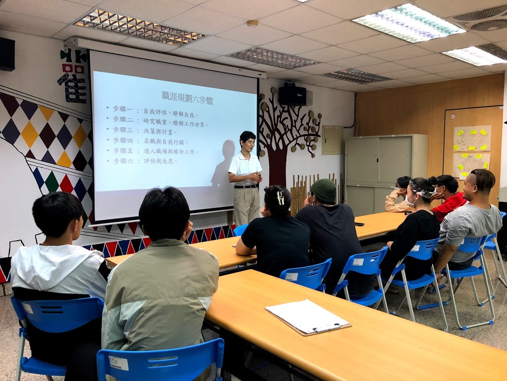 113/08/14職涯規劃不用怕!中信科大傑出職輔人員帶你飛。