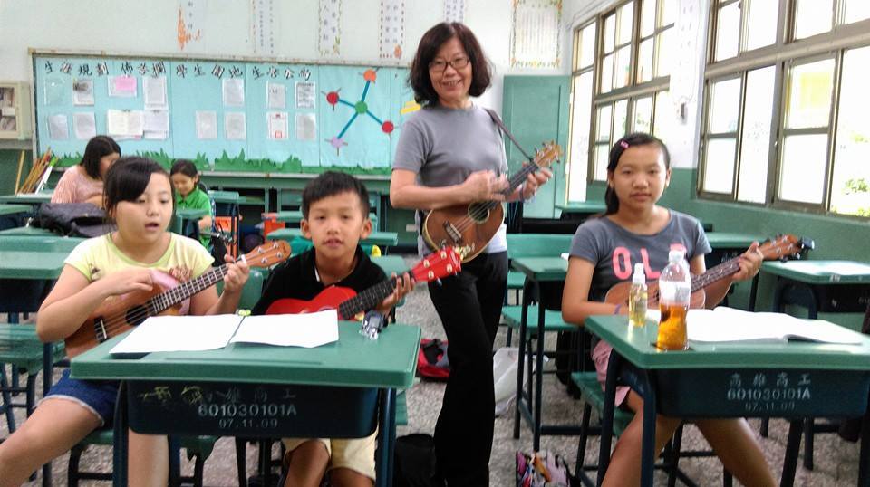 認真學習烏克麗麗的學員合影