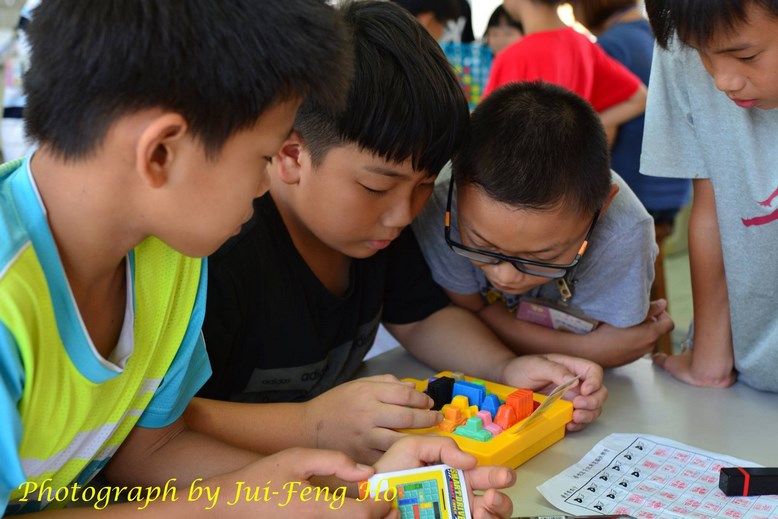 學童遊玩室內遊戲