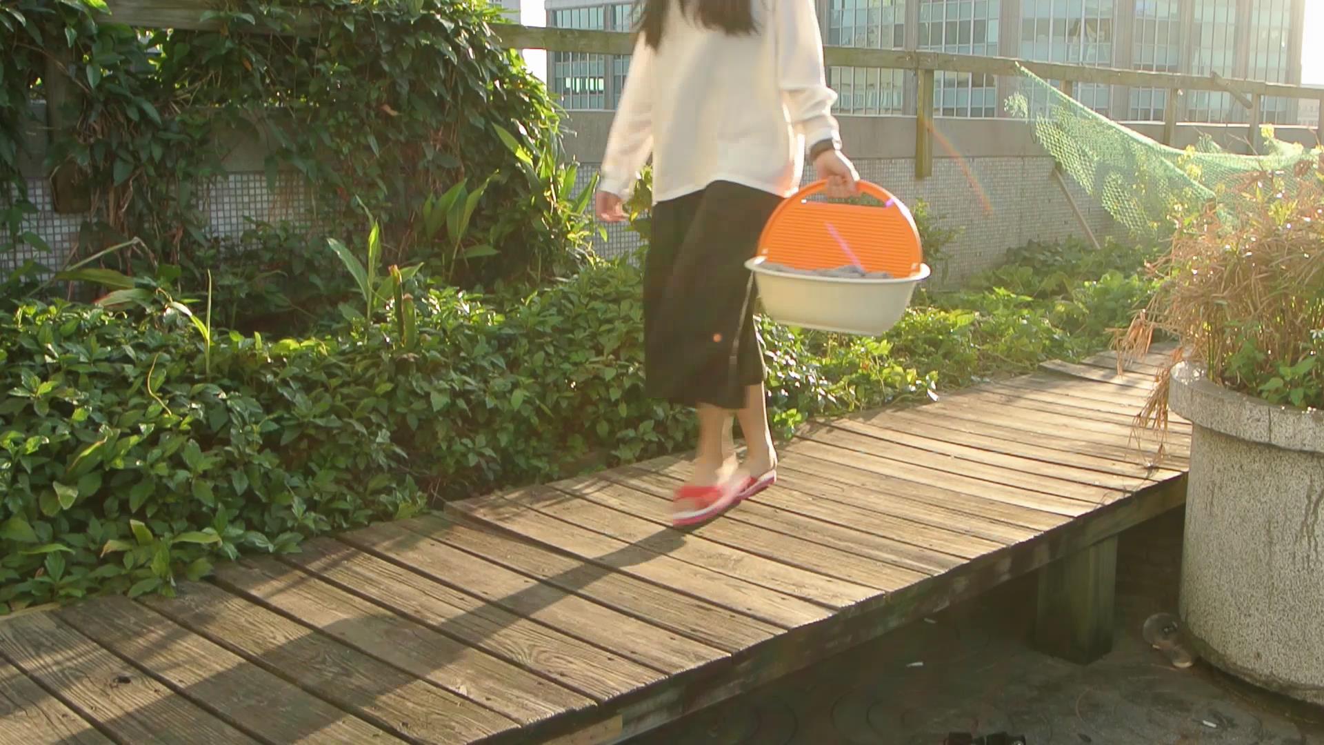 提把的設計增加了設計的便利性，讓臉盆能夠輕鬆地被帶著走