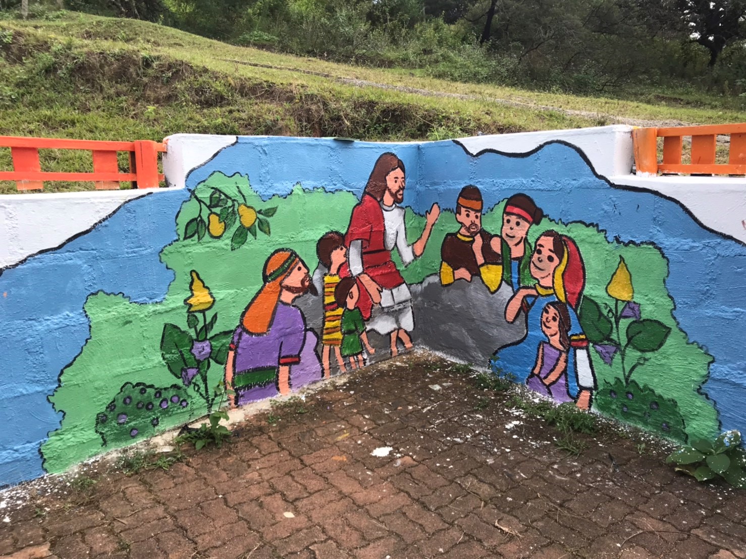 照片三：靜玟和芊瑜與孩童們一同在當地孤兒院內的牆壁作畫，圖為完成的畫作。.jpg
