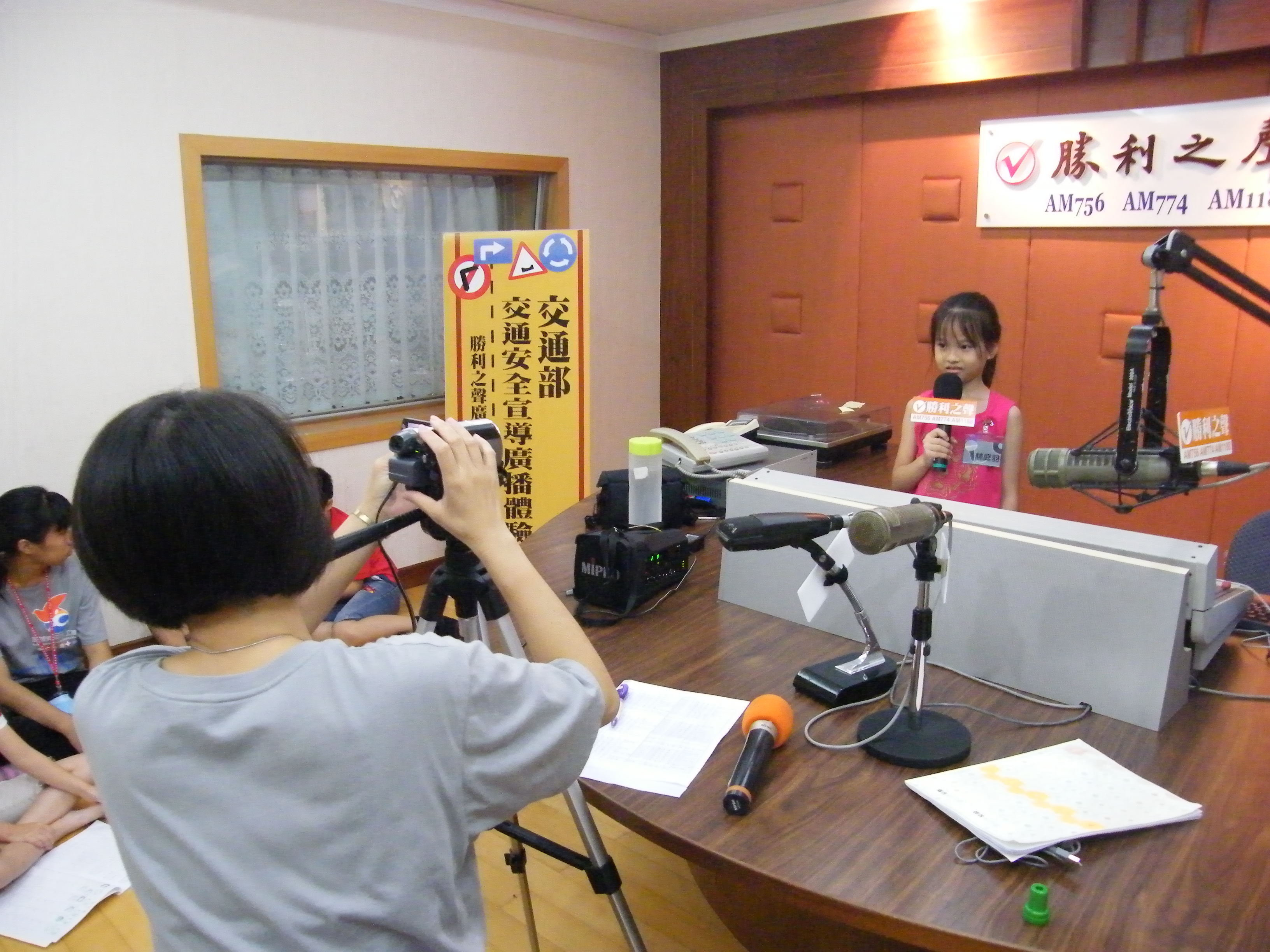 兒童廣播營，志工指導學童錄音