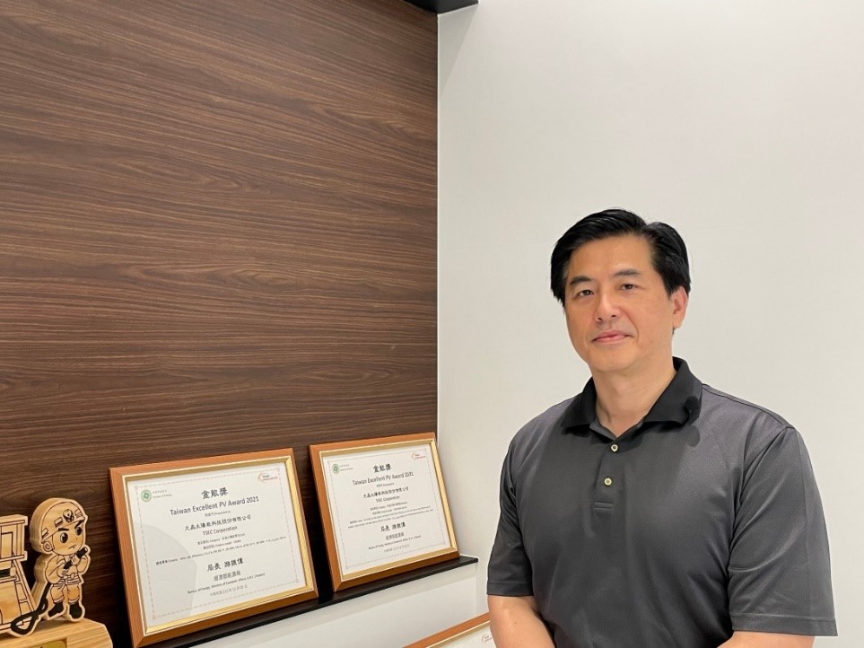 王亮凱從半導體產業跳槽太陽能產業,所屬元晶太陽能科技公司榮獲多次金能獎獎項。(元晶太陽能提供)