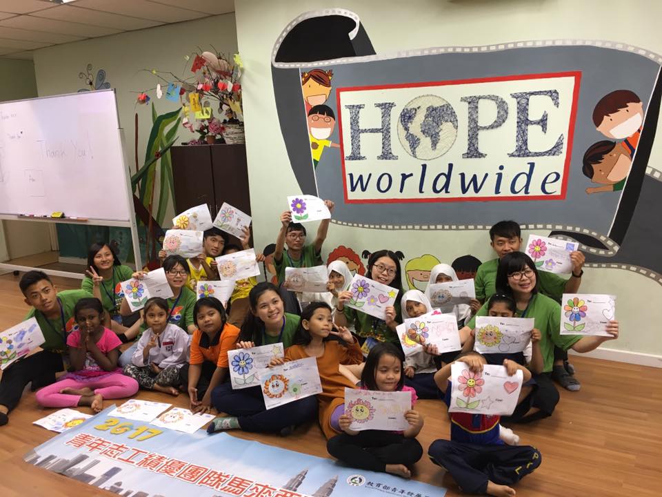 志工在hopewide教小朋友畫畫