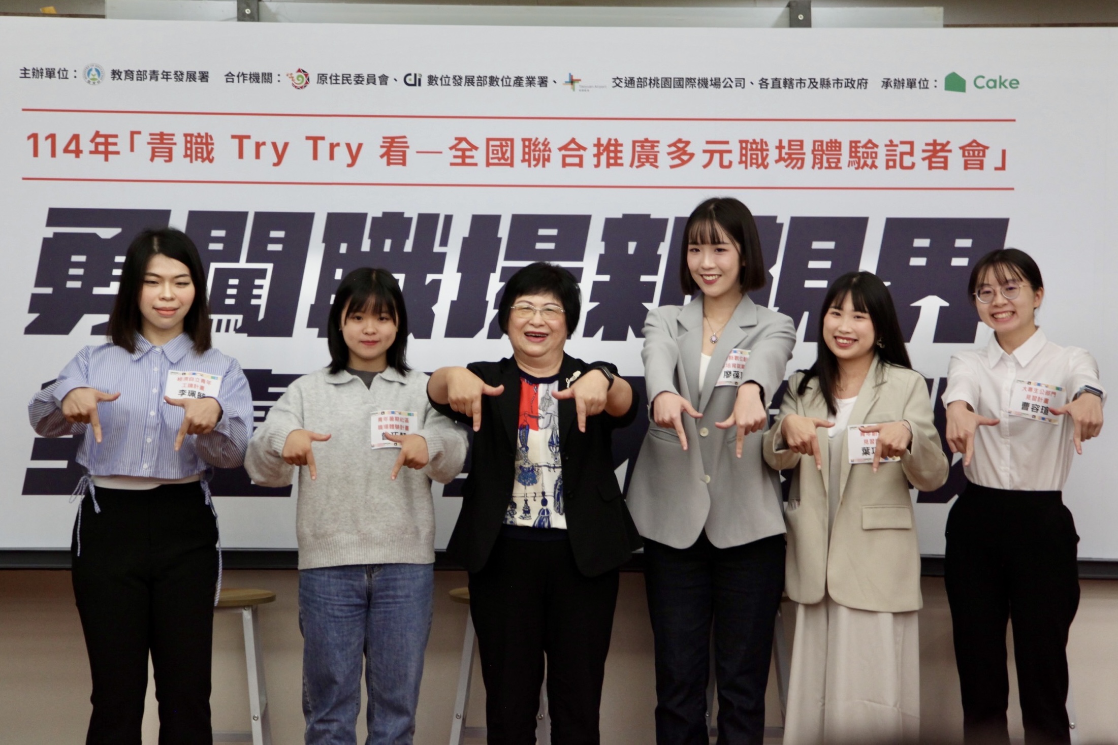 陳署長與曾參加相關職場體驗計畫學生代表對談交流,參與計畫的學姊學妹們共同分享計畫參與內容