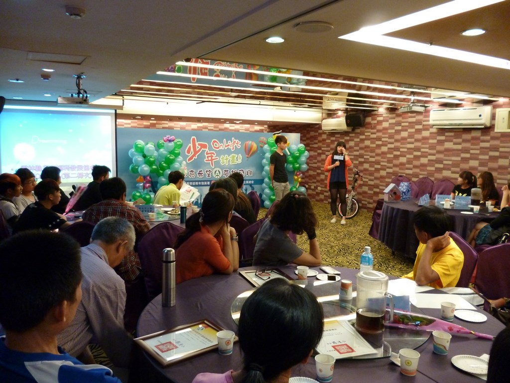 成果展示活動-輔導員帶著學員一起分享上台分享成果點滴