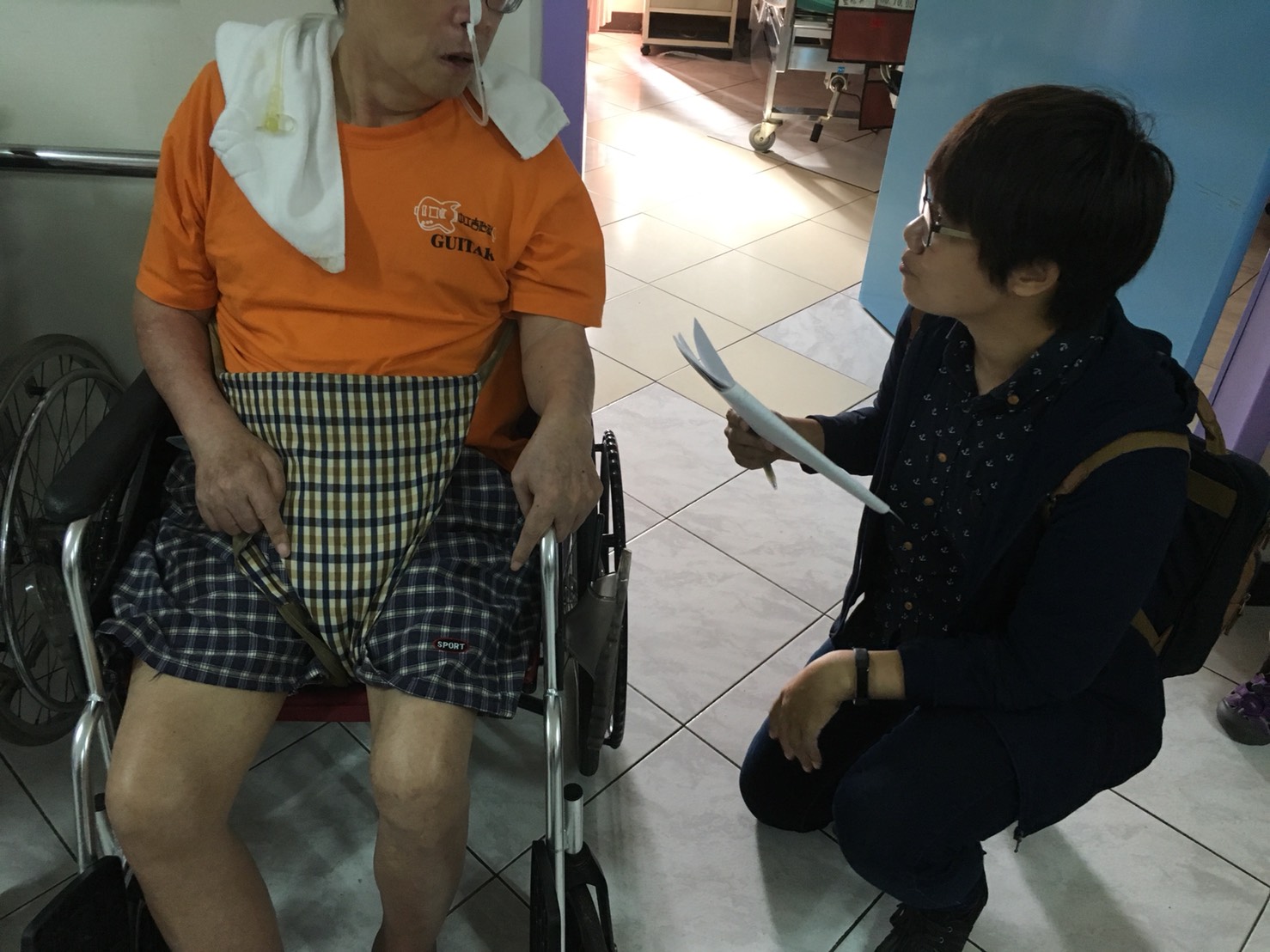 到養老院訪問有留口水困擾的年長者
