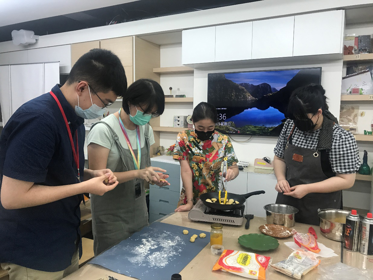 何昱奇同學（左一）參與故宮博物院「古人上菜」暑期線上親子課程活動。