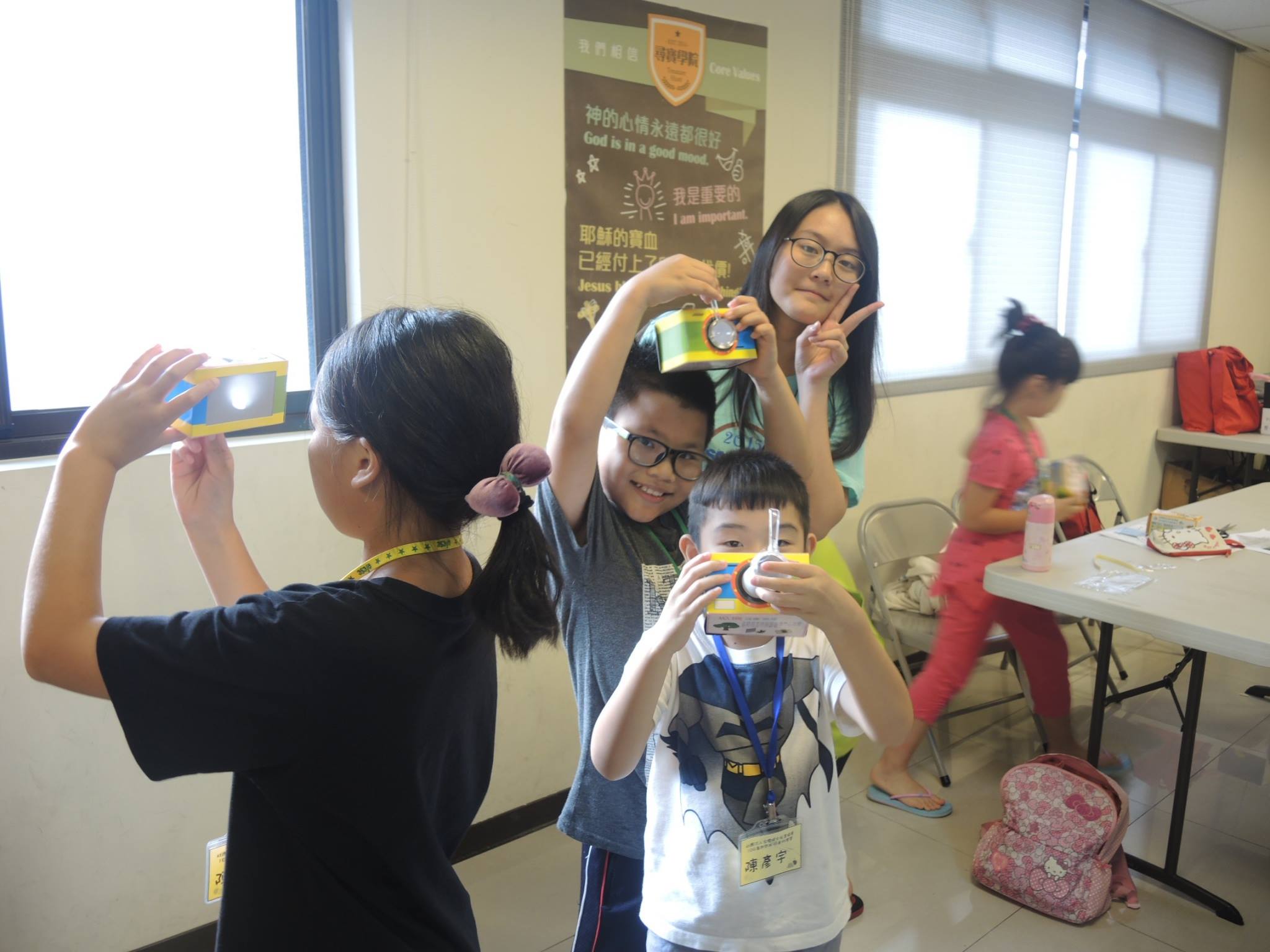 與成員一同試用科學作成品