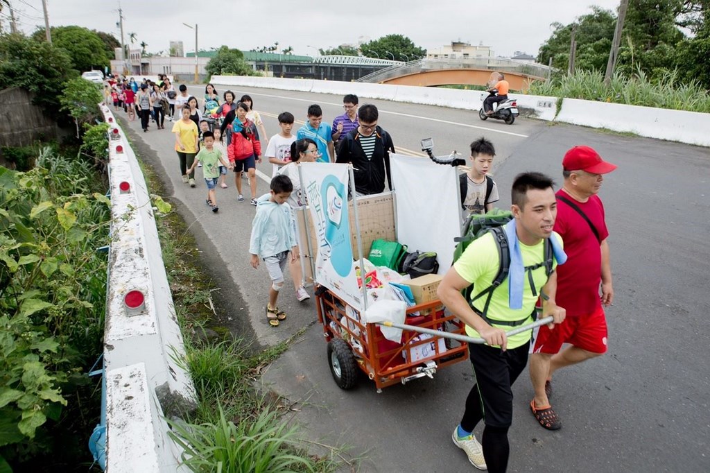 大家一「齊」邁開步伐送物資