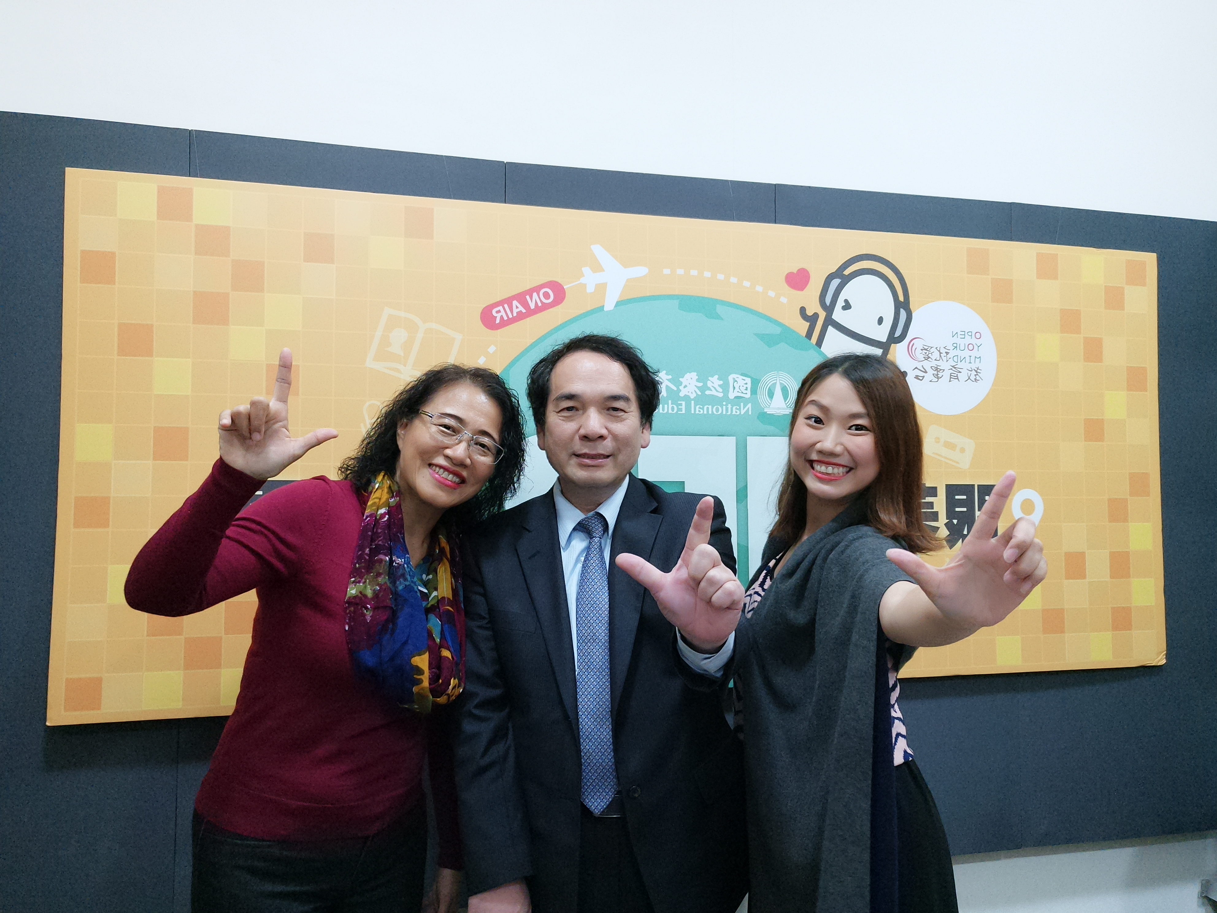陳文淵校長及翁美玲副教授接受電台主持人訪問